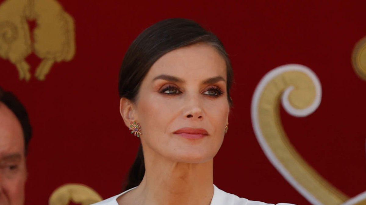 Lecturas's tweet photo. La reina Letizia se enfrenta a una desconocida situación que marcará su rutina en el nuevo curso https://t.co/GtvJnbDdGE https://t.co/sTDkr4XvSb