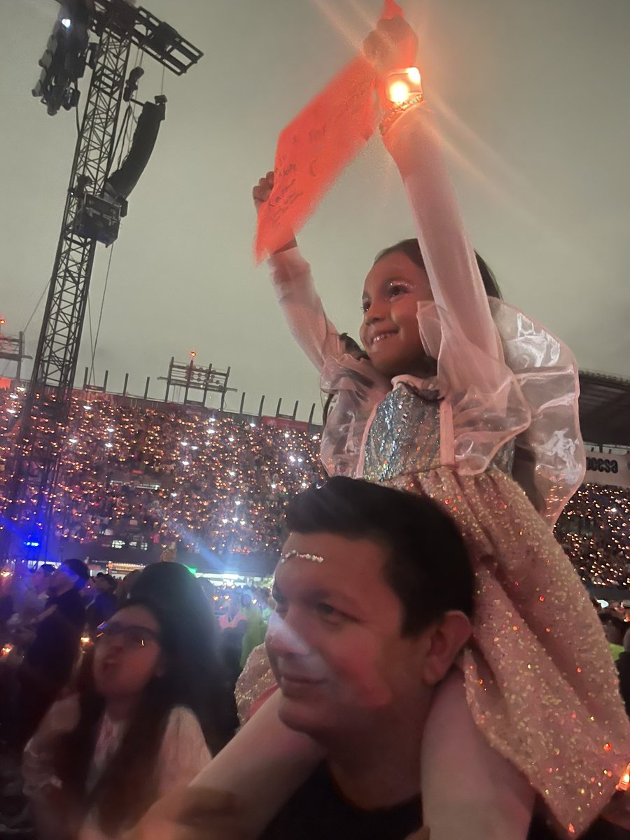 pameess's tweet photo. Espero 85 días, voló 818 millas para verla en su primer concierto en la vida. Best night ever for my little girl! Gracias totales 💕 @taylorswift13 @taylornation13 #MexicoCityTSTheErasTour #tstheerastour https://t.co/Wr3sFdUKCS