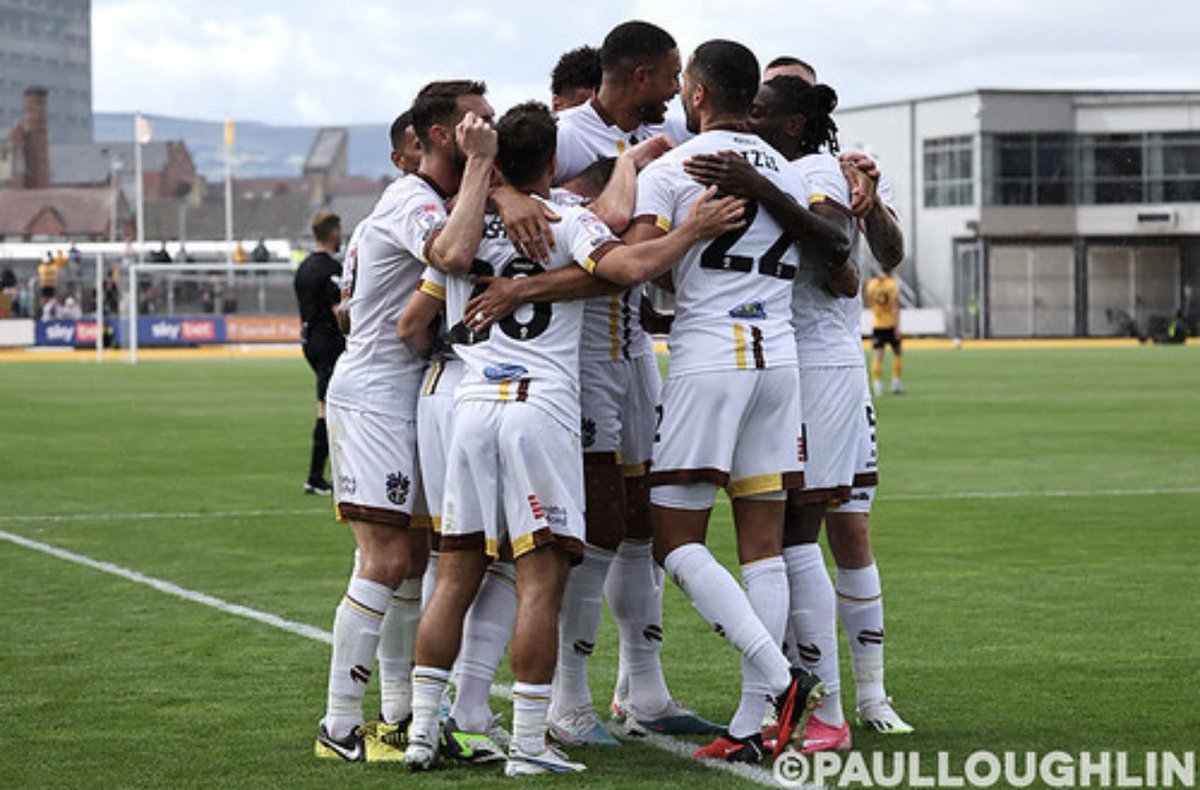 Stronger together💪🏼

We need every fan to get behind these guys in the next couple of games💛🤎

📸 <a href="/paulloughlin/">Paul Loughlin</a> 

#SuttonUnited | #ForeverAmber
