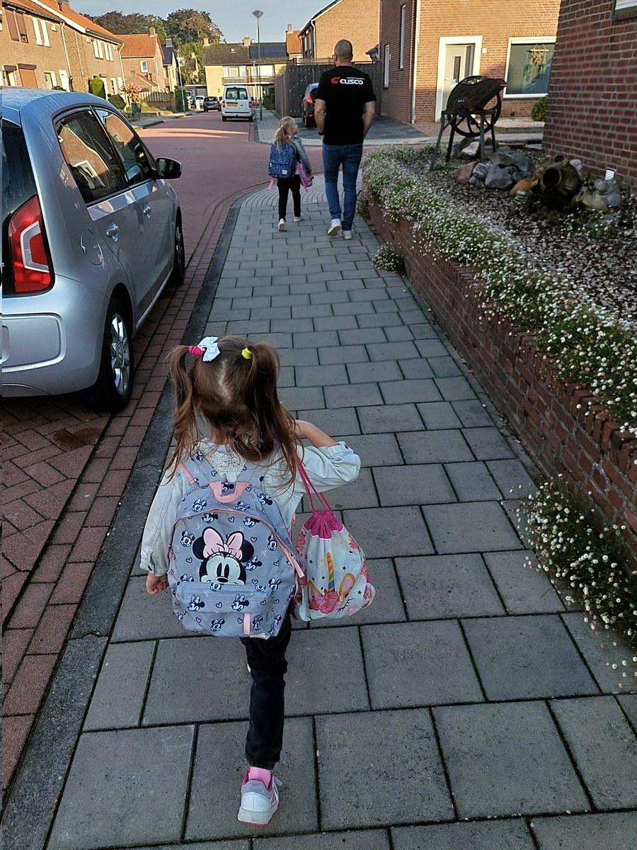 There they go! 🥰
Groep 2 &amp; 3 💛

Dag zomervakantie. Je was fijn! Maar wat zijn ze blij dat ze weer mogen. M viel alle klasgenootjes die ze tegenkwam op het schoolplein om de nek. 😂 'Ik heb je zo gemist!'