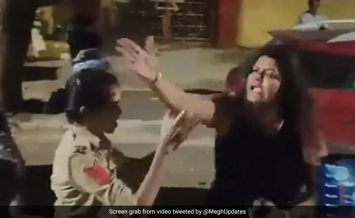 ndtv's tweet photo. Video Shows Drunk Woman In Gujarat Attacking And Abusing Cops, Arrested https://t.co/wZ6bZAriSW https://t.co/KSDU9QGoVD