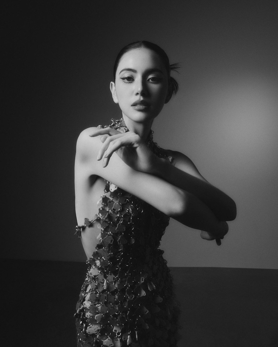 ITSPERSONAL_VV's tweet photo. Davika on #chicmagazine #maidavika 

Photographer ：@chunyoungsang
Model : @davikah
Production Thai team : @giggasabiyong
Stylist : Isabella Choi
Make up : @gemsstone
Hair : @noppasitt.vote
Production : @sawuo_
Artist Coordination : @shinbone79 https://t.co/v95ama46k9