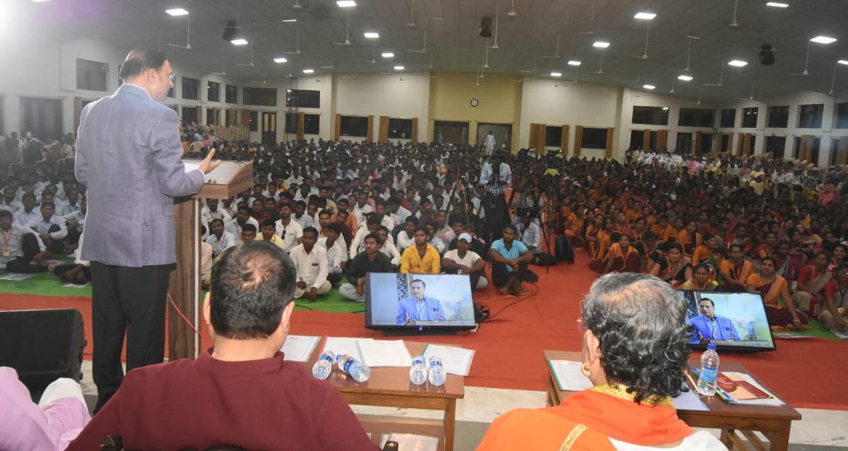 नागपुर में <a href="/nitin_gadkari/">Nitin Gadkari</a> के निमंत्रण पर आदिवासियों का जीवन संवारने में जुटे शिक्षकों से बात करने, उनके सवालों के जवाब देने का अवसर मिला. गढ़चिरौली जैसे नक्सल प्रभावित इलाक़ों में, एकल विद्यालयों के माध्यम से, गरीबों के जीवन को समृद्ध बनाने के लिये जो काम नितिन जी कर रहे हैं, वो
