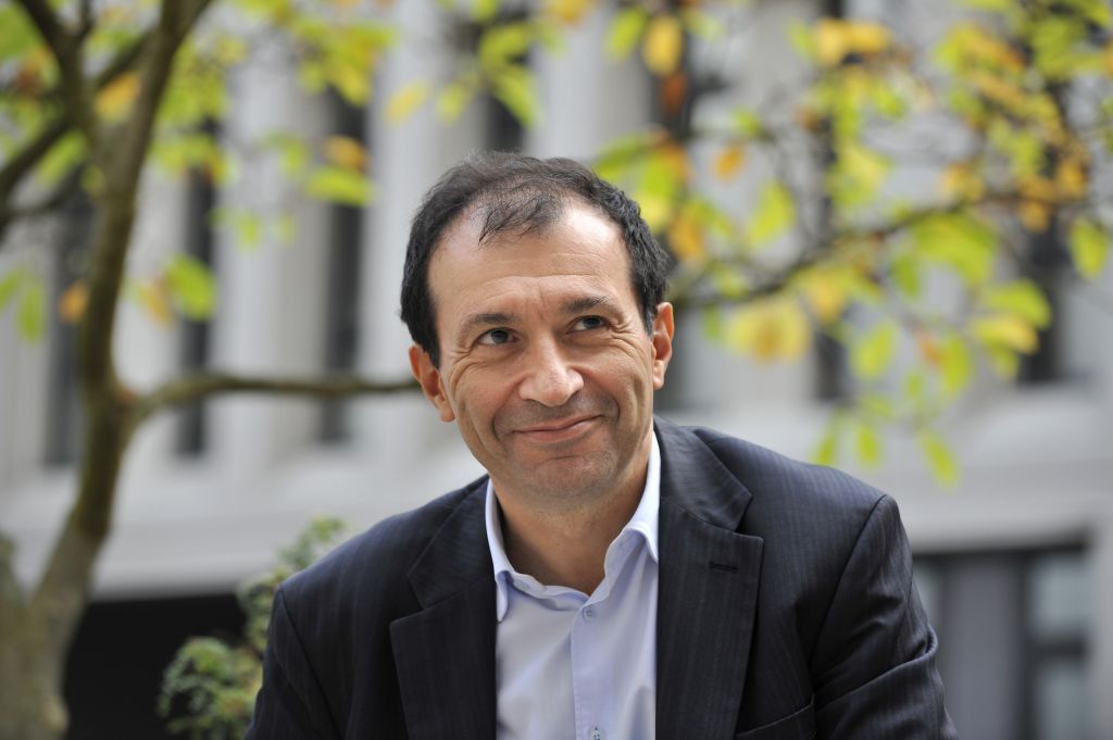 💬"Daniel Cohen m’a montré que les économistes pouvaient changer le monde". Esther Duflo, prix Nobel d'économie en 2019, rend hommage à ce brillant économiste et pédagogue, mort le dimanche 20 août dernier, qui a marqué une génération de chercheurs. radiofrance.fr/franceculture/…