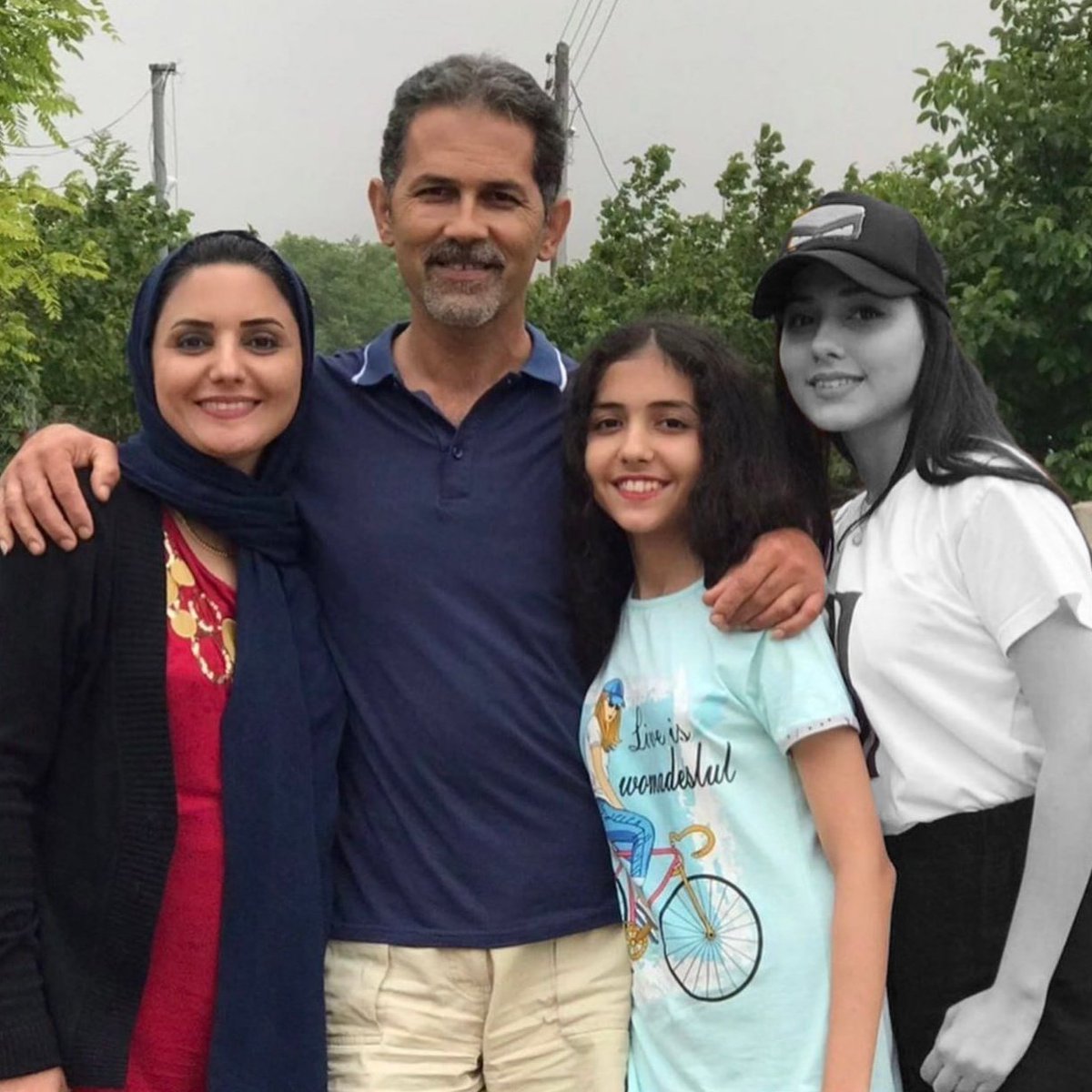 Mojtabapacino's tweet photo. جنایت در جنایت...
حنانه رو کُشتن، امروز هم کل خانواده‌ش رو بازداشت کردن.
خانواده‌های دادخواه رو تنها نذاریم...
#حنانه_کیا
#مهسا_امینی https://t.co/TJexZrRRVD