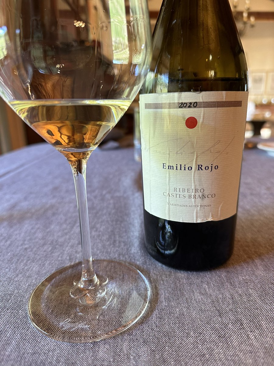 🍷 Emilio Rojo 2020
🗺 #ribeiro 
🍇 #treixadura #godello #lado #loureiro

🎯 La magia de catar una muestra con sus creadores es maravilloso. 

La esencia de Emilio Rojo se percibe ya desde la nariz, en boca es muy elegante y muy fresco. Dará que hablar…