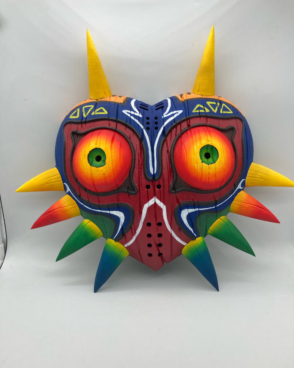 Petite impression cadeau pour @Darth_Colette.  Impression sur #prusaxl, hauteur 36 cm. Peinture par colorisator. Merci à lui pour ce travail exceptionnel ! #majorasmask #mask #madeinfrance #easy3d