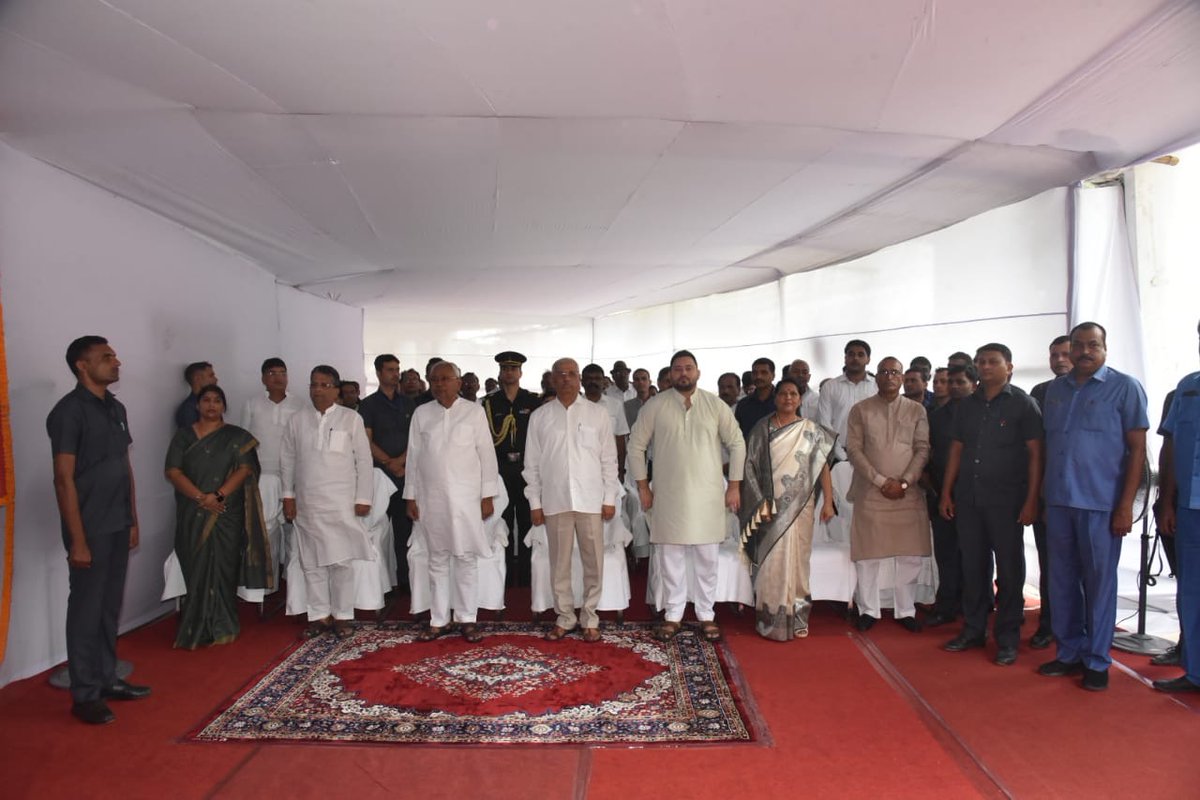 NitishKumar's tweet photo. स्व० उपेन्द्र नाथ वर्मा जी की पुण्यतिथि पर आयोजित राजकीय समारोह में उन्हें पुष्प अर्पित कर श्रद्धांजलि दी। https://t.co/Wmk5JvxWu0
