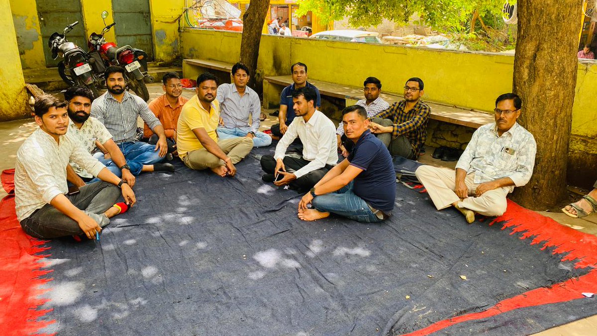सरकार की वादाखिलाफी के कारण आज समस्त राजस्थान के राजस्व कार्मिक हड़ताल पर हैं
<a href="/ashokgehlot51/">Ashok Gehlot</a> 
<a href="/INCIndia/">Congress</a> 
<a href="/1stIndiaNews/">First India News</a> 
#राजस्व_विभाग_हड़ताल_पर 
#राजस्व_विभाग_हड़ताल_पर 
#राजस्व_विभाग_हड़ताल_पर