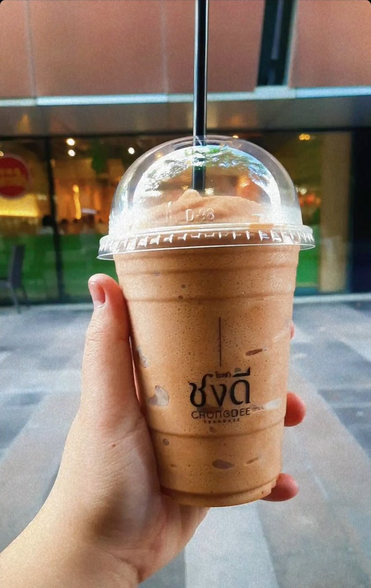 ชา สเลอปี้ของ #ชงดี อร่อยมากกกเข้มข้น รสชาติไปทางชาโกอ้วนแต่แบบเข้มข้นมากๆ 😋
#คำเตือน ใครจะกินแบบสเลอปี้แนะนำให้กินก่อน 4โมงไม่งั้นจะนอนไม่หลับแบบนี้ กินตอน 5โมง สรุปนอนไม่หลับทั้งคืนตื่นมาทำงานแบบ ไม่ได้นอนนน 🥴 555 #ชาเย็น #โรงชาชงดี #ChongdeeTeahouse