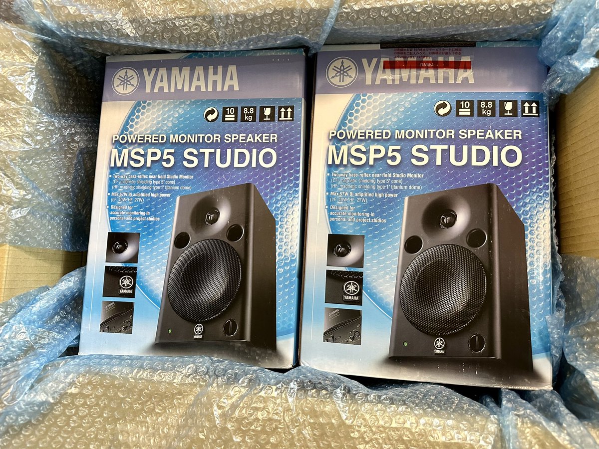 EruNiceday's tweet photo. どうしてもヘッドホンや3インチのモニターだと低音のバランスが取りづらくて思い切って買ってしまった!
もう少し上の価格帯と悩んだけどプロ達もこれ基準に作業してる人が多いならコレで!大手スタジオの現在のテンモニの普及率知りたい🧐
#MSP5 #YAMAHA https://t.co/dVjJW68lqq