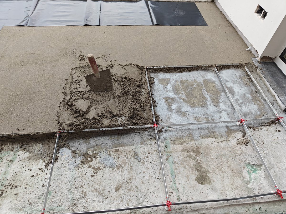 Staenis Egalisatierooster.
Eenvoudig uitvlakken van onvlakke ondergronden. 
Regelbaar van 1 tot 5 cm hoogte.
Voor egaline of 'hechtende' chape.