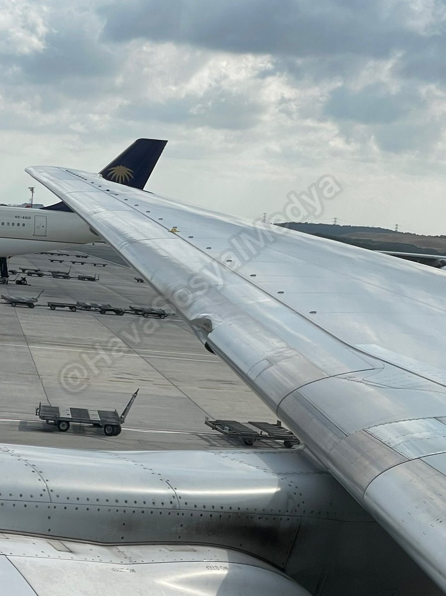HavaSosyalMedya's tweet photo. 📌Türk Hava Yolları'nın #TK6 Chicago O'Hare - İstanbul seferini yapan TC-JJY tescilli Boeing 777 tipi uçağına 26 Ağustos günü alçalma esnasında kuş çarptı.
📌Uçak sorunsuz şekilde inişini tamamladı. Yaşanan maddi hasar nedeniyle uçak hangara çekilerek bakıma alındı. https://t.co/xwVqeVy4Ch