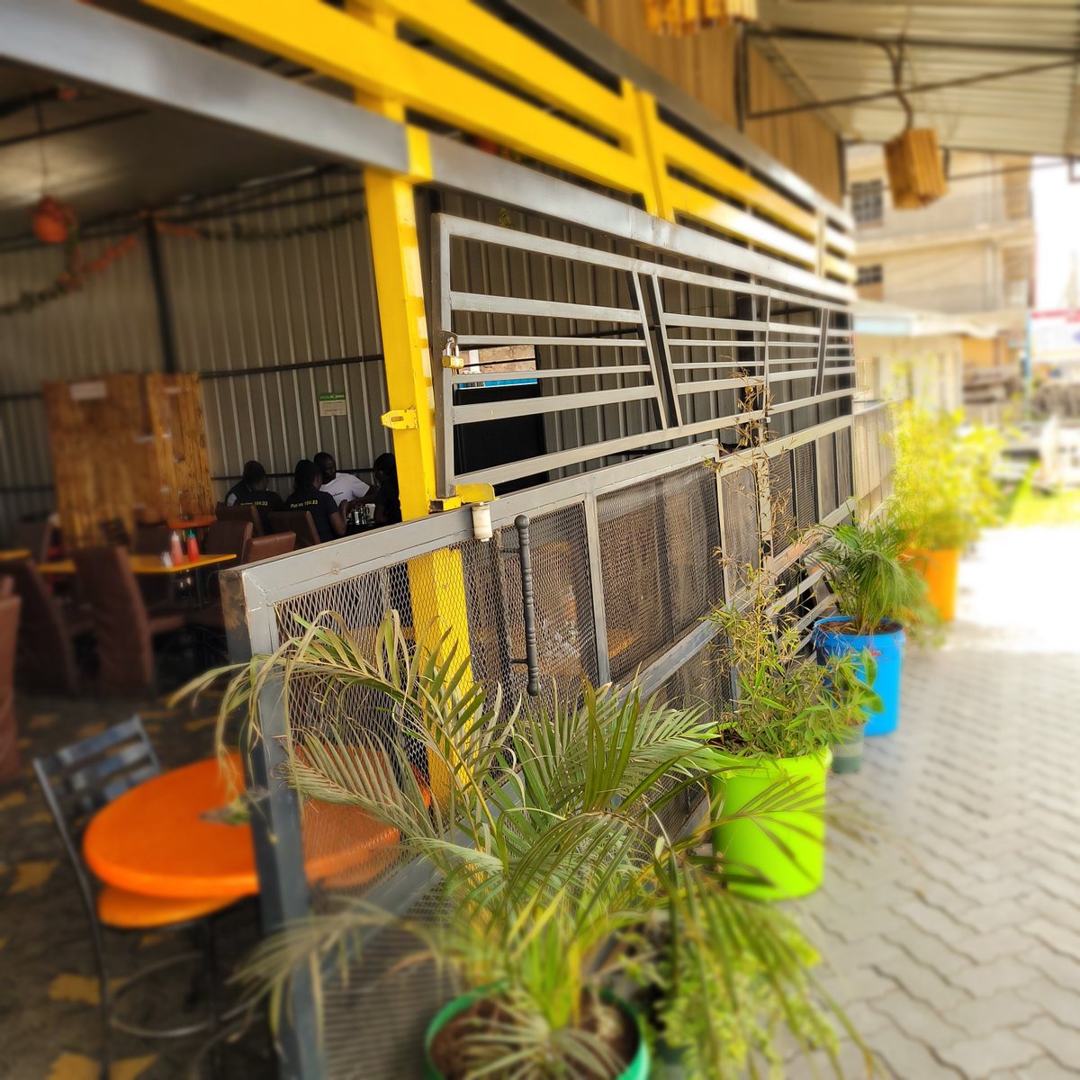 We are always open from 10am to 10pm to serve you your delicious red and white meat. 

Free parking is available to customers.