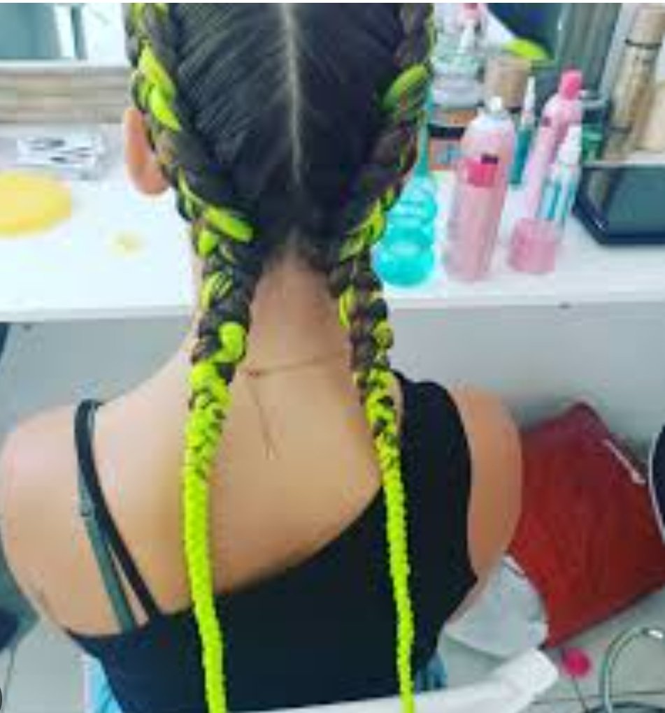 theSBSblog's tweet image. Sinon les soeurs font leur business sur les plages du Sud et en Espagne. 💪🏾🤣 Ça n'affiche pas les tarifs des coiffures mais les clients sont toujours là! Yen avait partout! #coiffures #cornrow