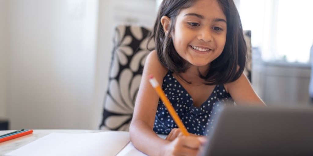 Did you know that spending a lot of time on electronic screens can lead to digital eyestrain? Take a break from your screens regularly to help maintain healthy vision. Learn more: ow.ly/JPqv50OrhGL #DigitalEyestrain #ScreenTime