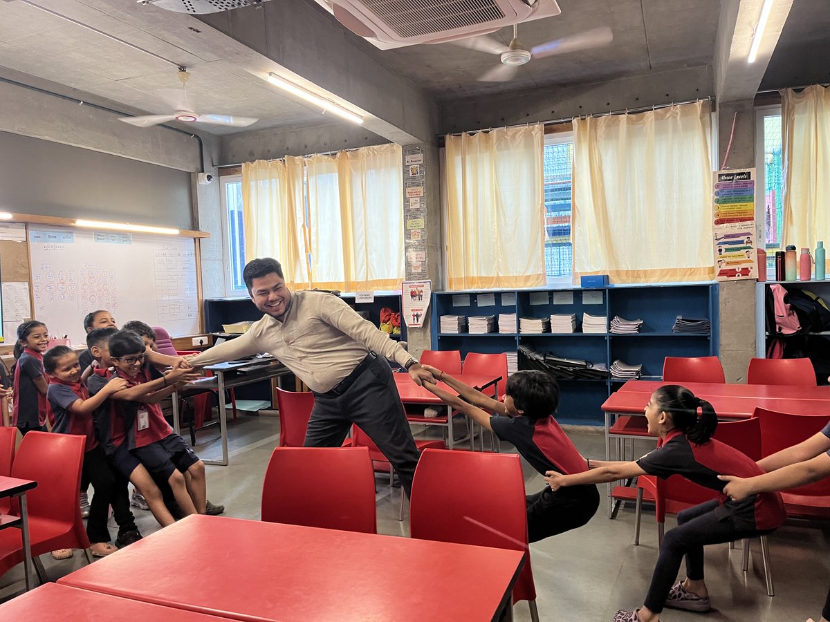 Kinesthetic Learning with Tenses
In this dynamic classroom activity, we taught the concept of tenses. Imagine the class as a time-traveling crew, with the teacher as the guide, students representing different tenses, and a time machine that will transport us through time.