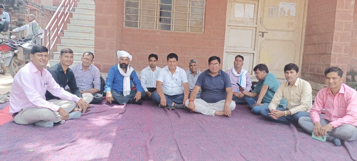 #राजस्व_विभाग_हड़ताल_पर
        आपकी वादा खिलाफी के कारण राजस्व सेवा परिषद् के तीनों संघटक राजस्थान पटवार संघ, राजस्थान कानूनगो संघ  राजस्थान तहसीलदार सेवा परिषद् आज 28 अगस्त से अनिश्चितकालीन हड़ताल पर है ।
सादर सूचनार्थ 
<a href="/ashokgehlot51/">Ashok Gehlot</a> 
<a href="/RamlaljatINC/">Ramlal Jat</a> 
<a href="/GovindDotasra/">Govind Singh Dotasra</a>
<a href="/INCIndia/">Congress</a>