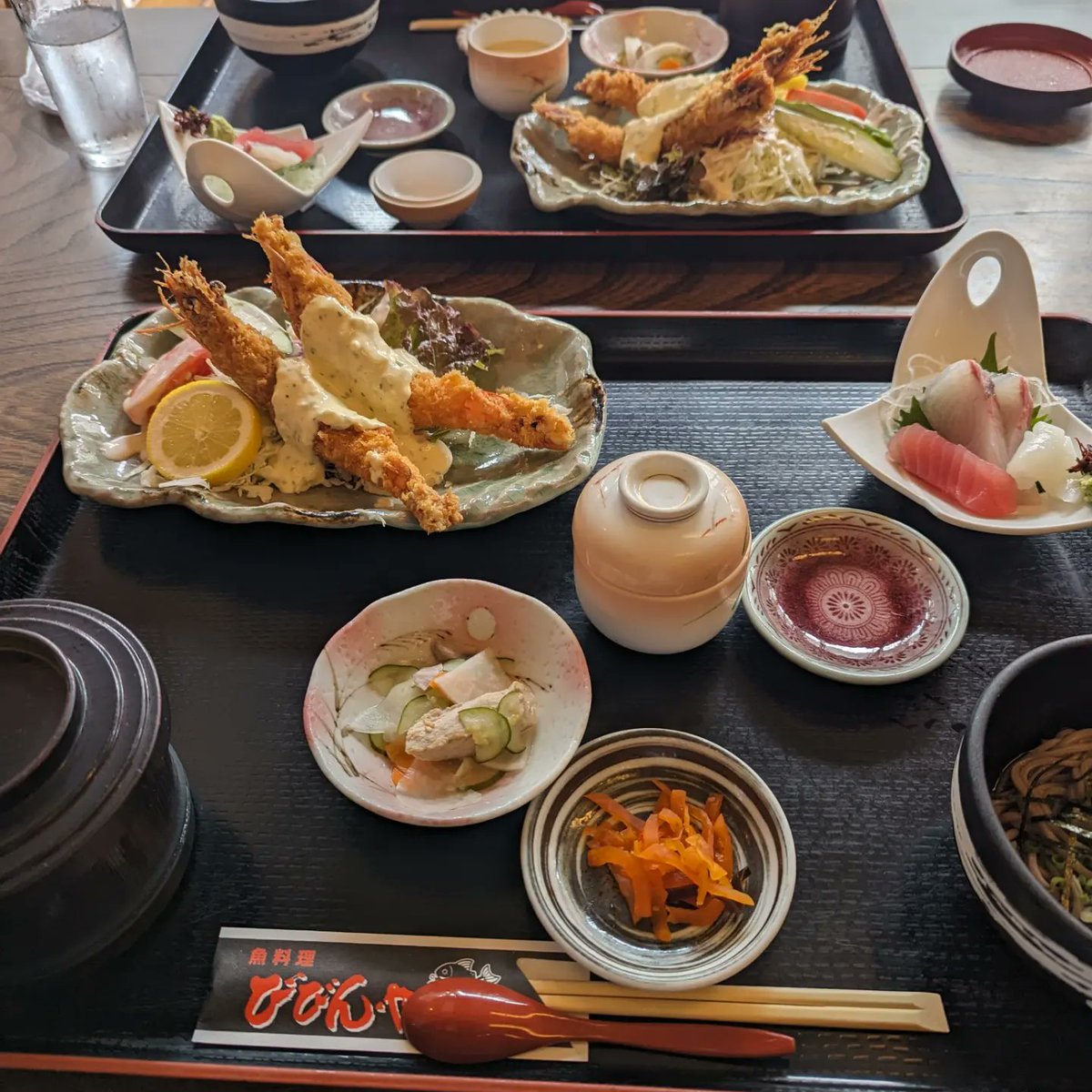 宮崎県日南市油津のびびんや。カツオのたたきはニンニク、生姜、紅葉おろしを特製のタレにつけて喰う。新鮮な魚と美味しい定食に満足。#びびんや #魚料理びびんや #油津 #油津グルメ #油津港 #油津ランチ #油津食堂 #日南グルメ #日南ランチ #日南ディナー #日南 #日南市 #日南市油津 #日南市ランチ