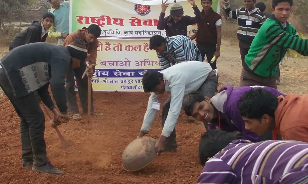 DeepeshNSSMP's tweet photo. राष्ट्रीय सेवा योजना (NSS) की गतिविधियाँ, अचानक से बदलाव या क्रांति नहीं लाती हैं, बल्कि स्वयंसेवक के मर्म को छूती हैं, तो संवेदनाएं अपने आप आती हैं ।
और यही संवेदनाएं, एक बड़ा व्यक्तित्व गढ़ती हैं।

"राष्ट्रीय सेवा योजना : एक जीवन शैली"
#Join_MP_NSS
#main_bhi_NSS_volunteer https://t.co/Zzz9NVvFCW