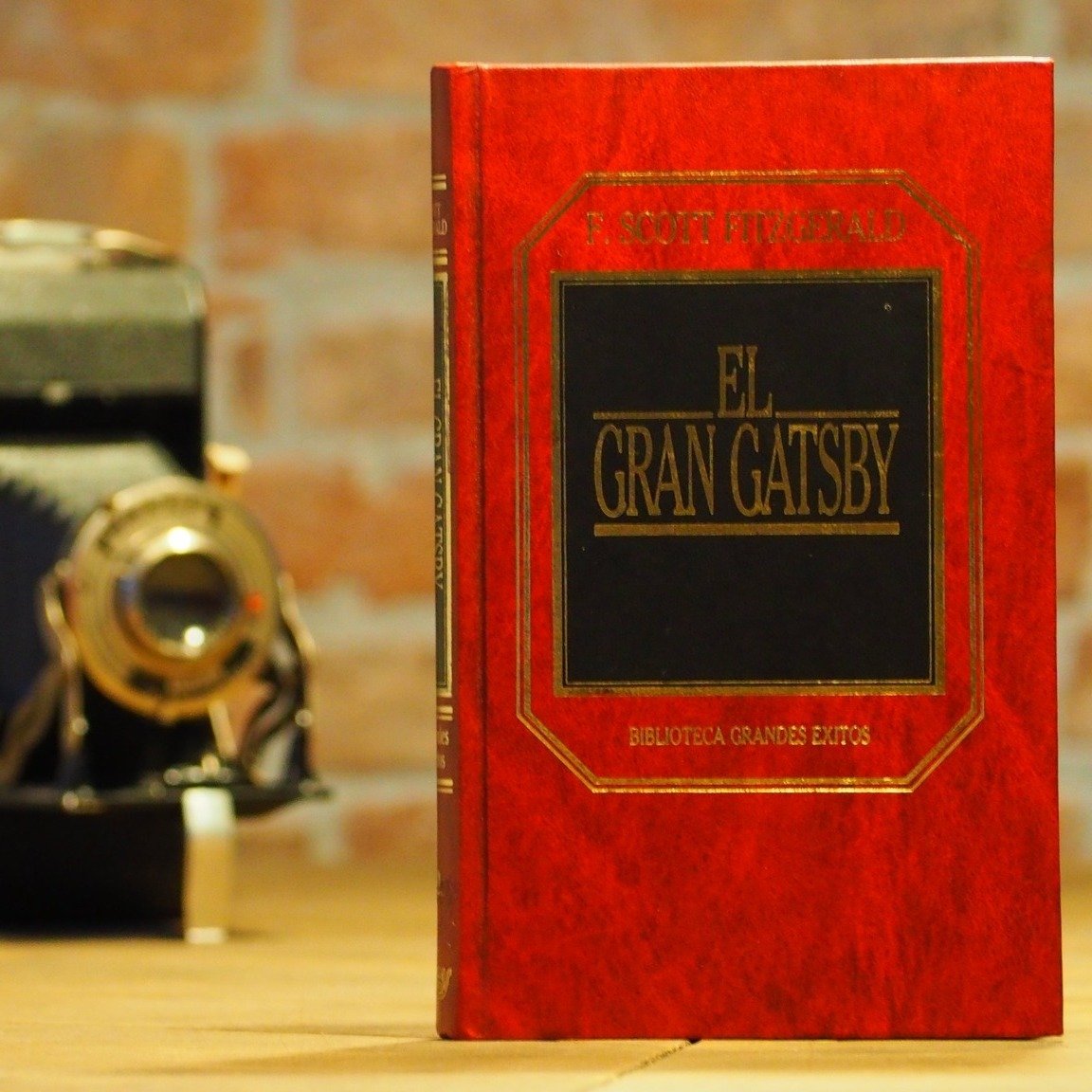 Ha caigut en #Gatsby! He posposat la lectura del clàssic imprescindible de #FScottFitzgerald fins que ha aparegut aquesta edició per casa. Novel·la curta, amb l'aire experimental típic de la literatura dels '20 i sobretot, un retrat precís d'un personatge impossible de retratar.