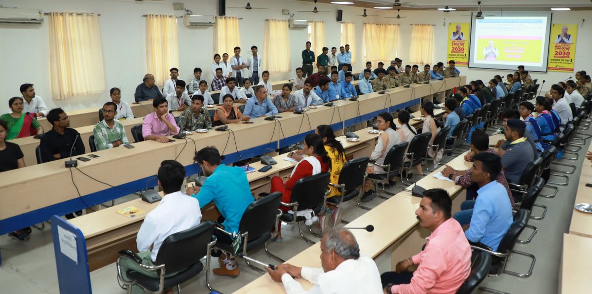DcDmPali's tweet photo. युवाओं, विद्यार्थियों ने बताया कैसा हो 2030 का राजस्थान
राजस्थान मिशन 2030 के तहत जिला परिषद सभागार में युवाओं से हुआ संवाद।
#मॉडल_स्टेट_राजस्थान
#JanSammanJaiRajasthan 
#जीतेगा_राजस्थान
#हिट_राजस्थान_फीट_राजस्थान
@ashokgehlot51
@RajCMO 
@DIPRRajasthan 
@namitmehta_1 https://t.co/bXwYKeqffT