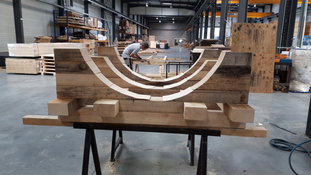 embalsace's tweet photo. Embalsace présente les berceaux sur mesure montés sur palette, ainsi que le sanglage pour faciliter la logistique.

Fabriqués sur mesure, nous adaptons l'épaisseur du bois afin qu'ils puissent supporter tous poids et dimensions cylindriques. https://t.co/jwxI2GzF5C