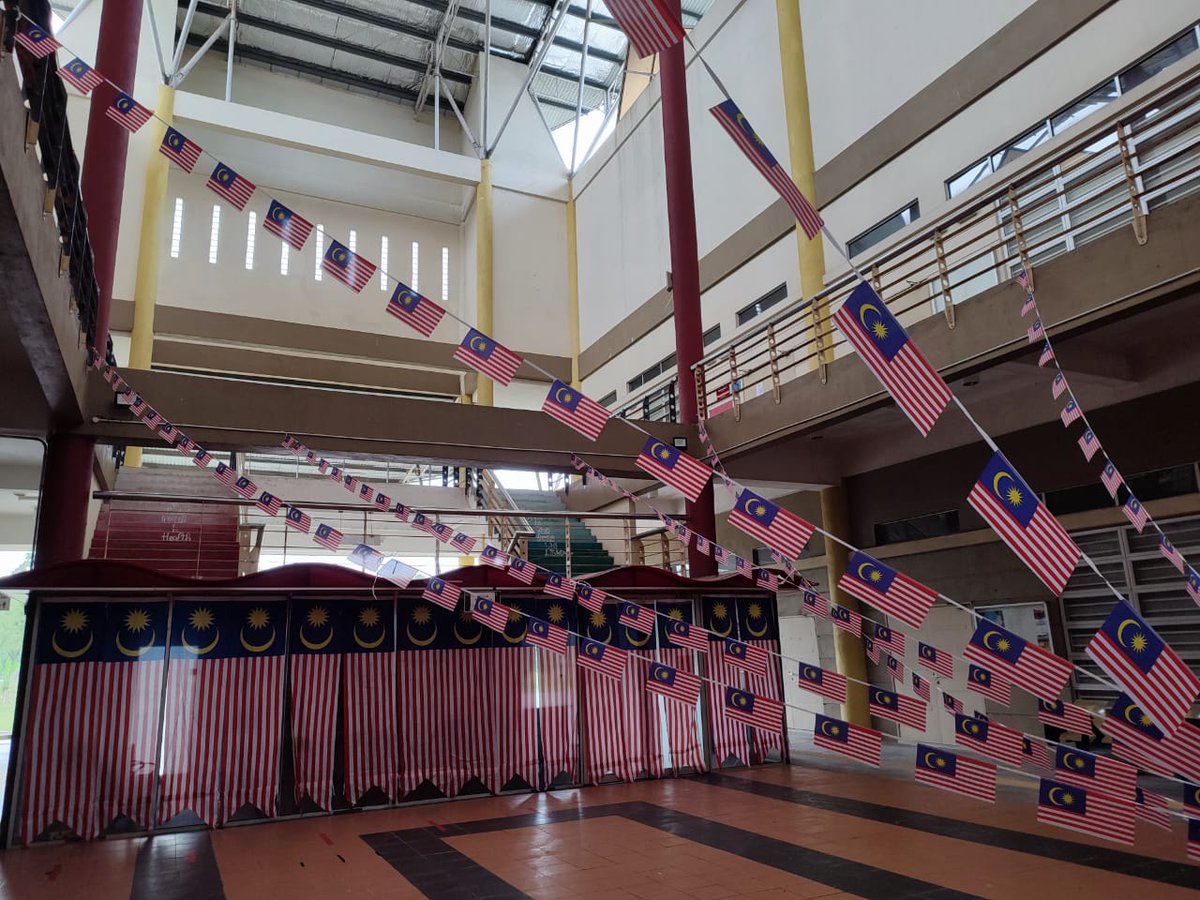 CSDCUpm's tweet image. Kibaran jalur gemilang menghiasi ruangan legar dan foyer di pejabat PKPP hasil usaha dan kerjasama staf PKPP UPM dalam mewujudkan suasana serta semangat patriotik dan nasionalisme di perkarangan PKPP  
#PKPP
#WeLoveUPM
#SemarakmerdekaUPM2023
#KibarJalurGemilang
#Merdeka
#Negaraku