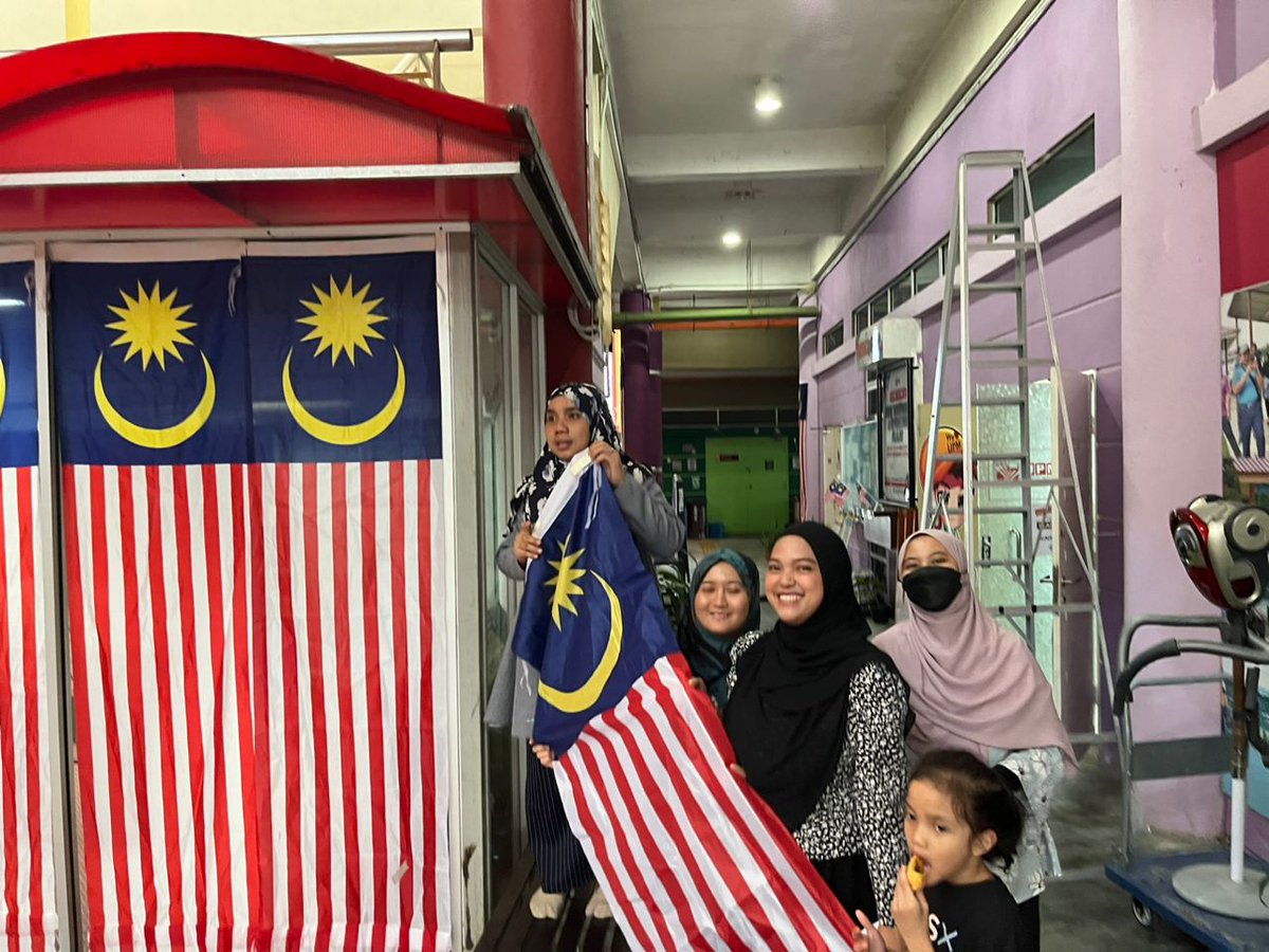 CSDCUpm's tweet image. Kibaran jalur gemilang menghiasi ruangan legar dan foyer di pejabat PKPP hasil usaha dan kerjasama staf PKPP UPM dalam mewujudkan suasana serta semangat patriotik dan nasionalisme di perkarangan PKPP  
#PKPP
#WeLoveUPM
#SemarakmerdekaUPM2023
#KibarJalurGemilang
#Merdeka
#Negaraku