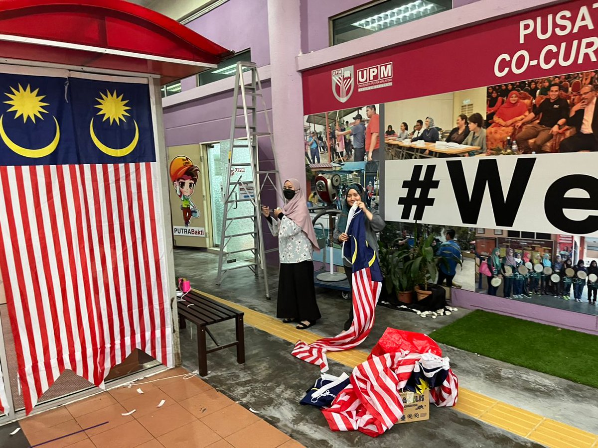 CSDCUpm's tweet image. Kibaran jalur gemilang menghiasi ruangan legar dan foyer di pejabat PKPP hasil usaha dan kerjasama staf PKPP UPM dalam mewujudkan suasana serta semangat patriotik dan nasionalisme di perkarangan PKPP  
#PKPP
#WeLoveUPM
#SemarakmerdekaUPM2023
#KibarJalurGemilang
#Merdeka
#Negaraku