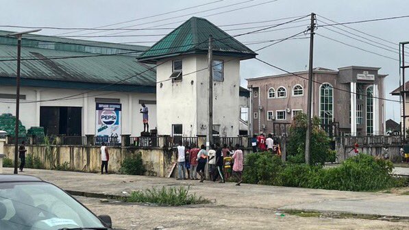 letsbreate's tweet photo. BREAKING: Bayelsa Residents Invade Warehouse Housing Palliatives Amid Hardship In Nigeria!

What has the masses in Nigeria done to deserve all this suffocating?

#AskTinubu #AllEyeOnTheJudiciary #BBNaijaAllStars #EnoughIsEnough #blackout #misspearl https://t.co/txvopvring