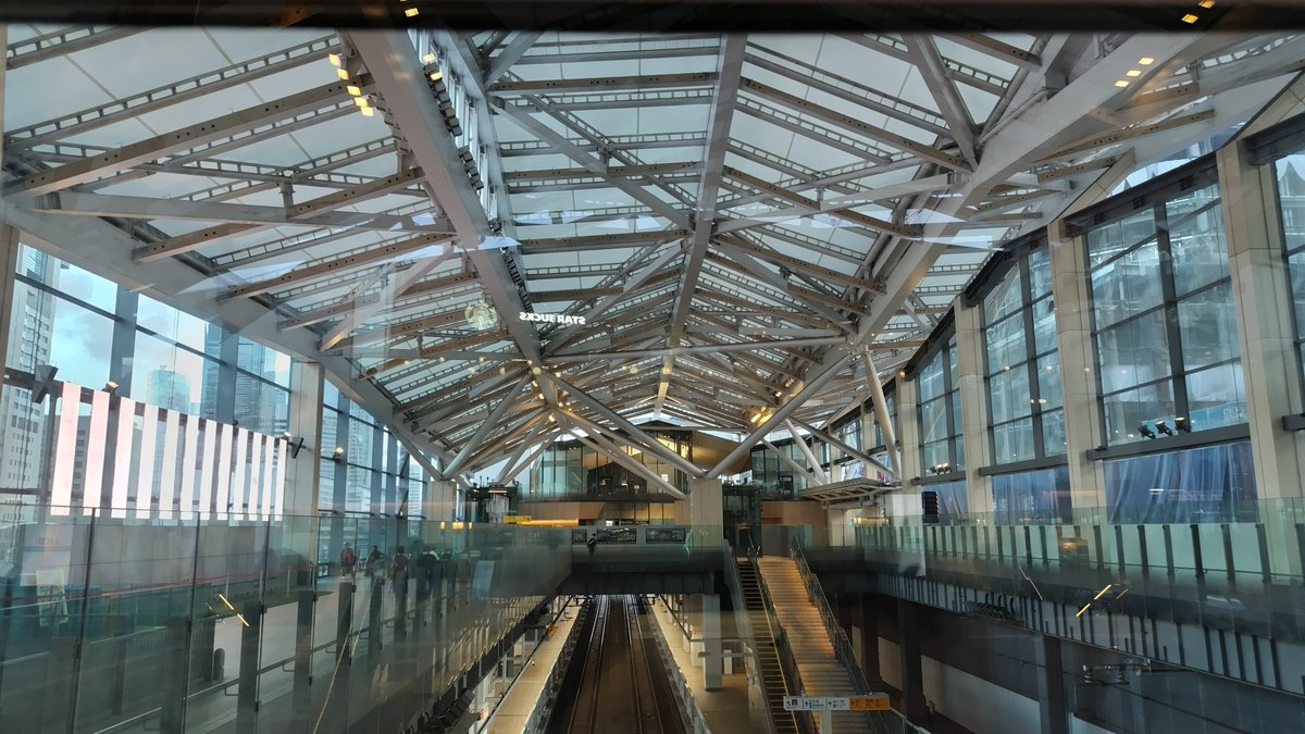 re_____ym's tweet photo. 実は数日前に行ってました…!
すごく綺麗な駅でした🚉
#Revale
#ReflectU https://t.co/DdZkPHnRQT
