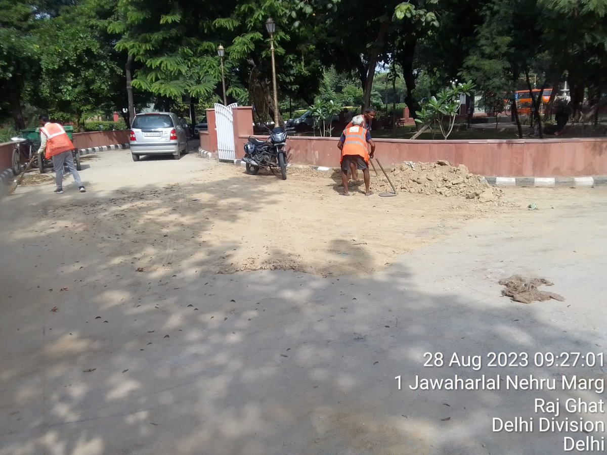 Cleaning of Kerb channels at Rajghat Road by #PWDDelhi for G20Preperations #PWDDelhiG20Summit #G20Summit #G20PublicWorksDept @LtGovDelhi @MoHUA_India @AtishiAAP @CMODelhi @Shashanka_IAS