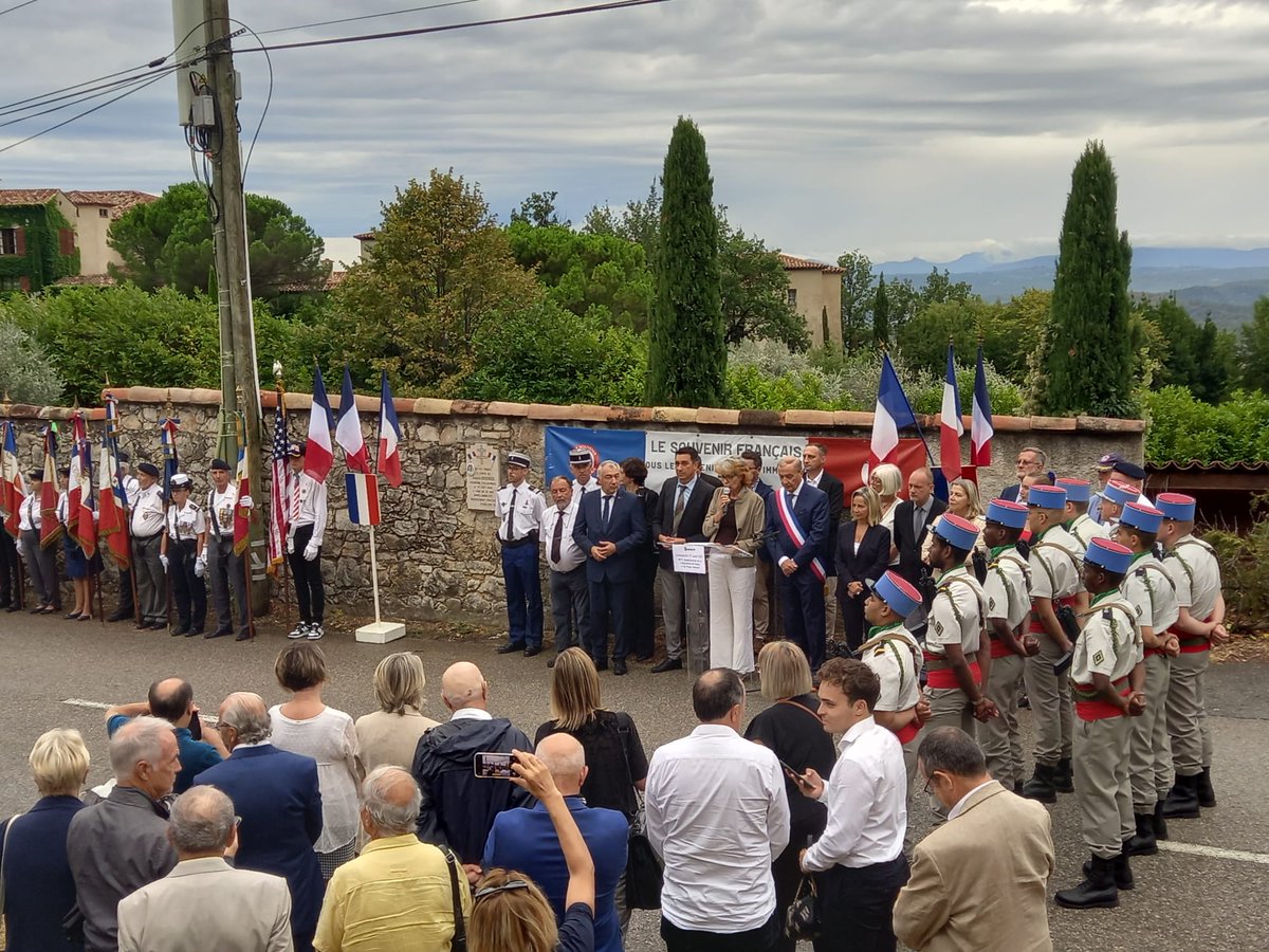 1RCA_canjuers's tweet image. Un détachement du 1er escadron du #1erRCA a participé hier au 79e anniversaire de la libération de @villedevence dans les Alpes-Maritimes. 🪖

#NotreDéfense #EnleurSouvenir #CohésionDéfense #COME2CIA

📸 CNE Véronique