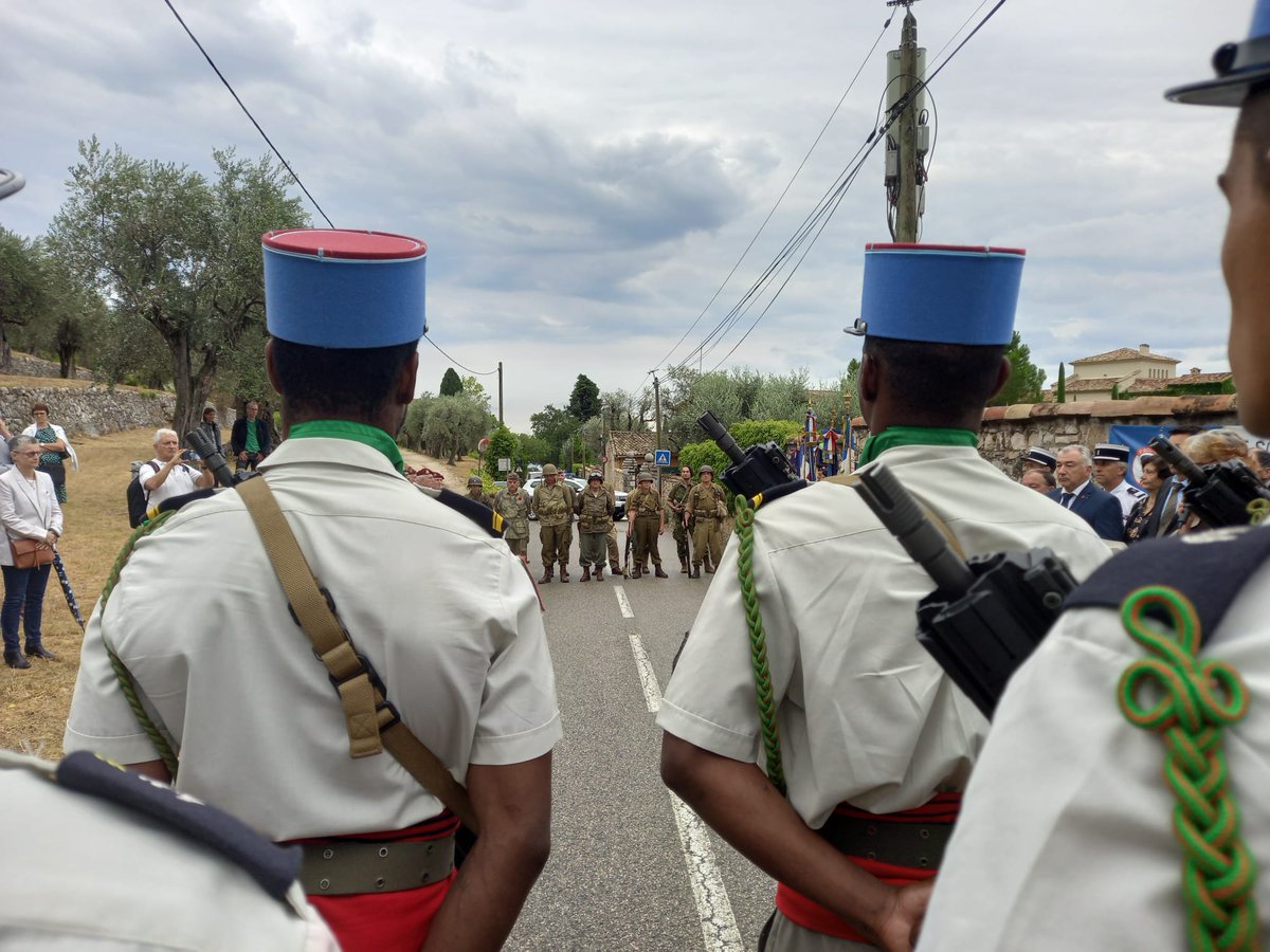 1RCA_canjuers's tweet image. Un détachement du 1er escadron du #1erRCA a participé hier au 79e anniversaire de la libération de @villedevence dans les Alpes-Maritimes. 🪖

#NotreDéfense #EnleurSouvenir #CohésionDéfense #COME2CIA

📸 CNE Véronique