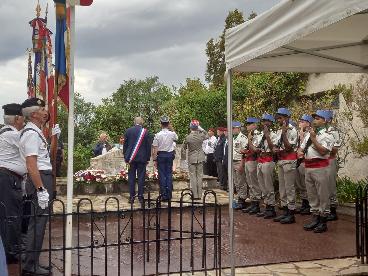 1RCA_canjuers's tweet image. Un détachement du 1er escadron du #1erRCA a participé hier au 79e anniversaire de la libération de @villedevence dans les Alpes-Maritimes. 🪖

#NotreDéfense #EnleurSouvenir #CohésionDéfense #COME2CIA

📸 CNE Véronique