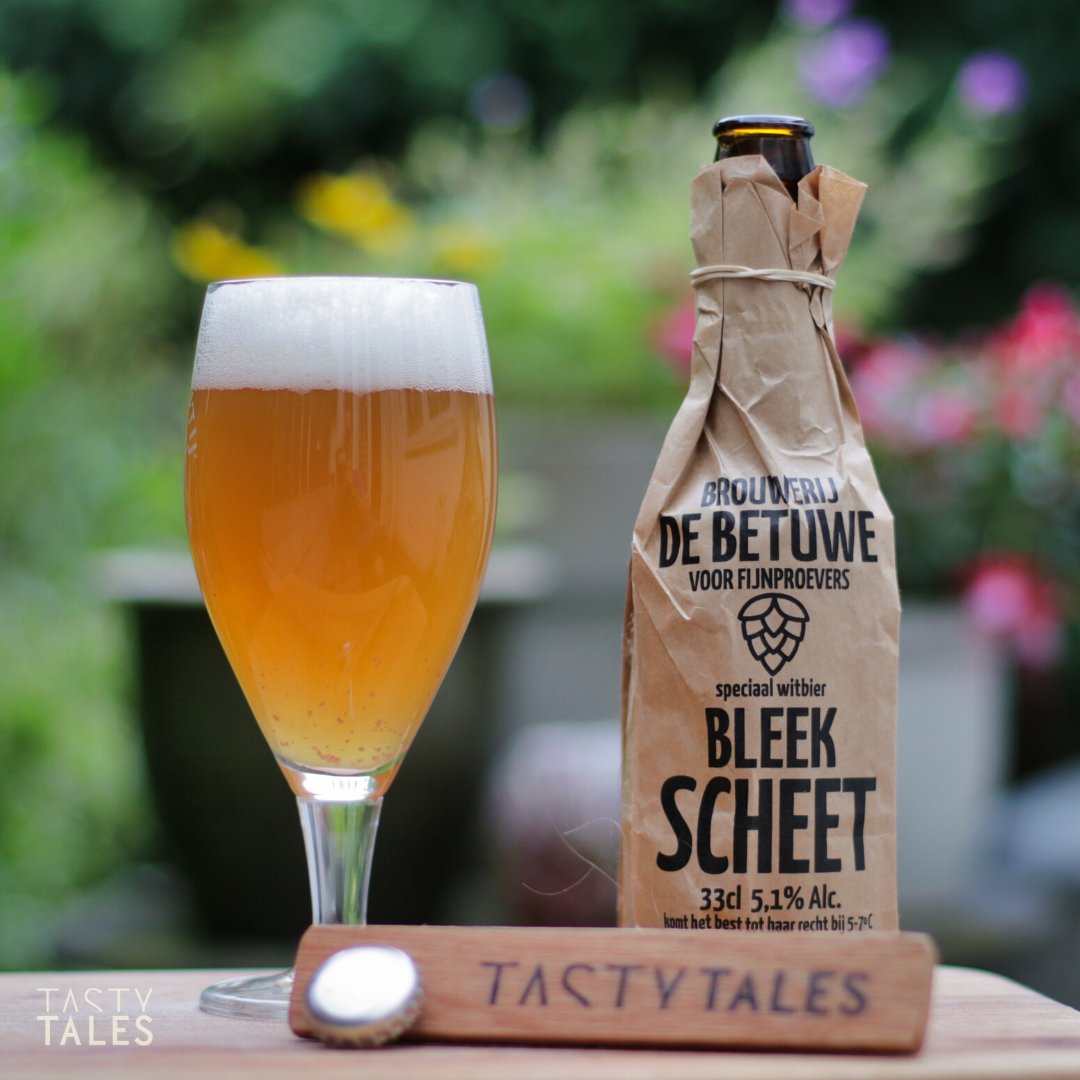 TastyTalesTV's tweet photo. Brouwerij de Betuwe is located in the Netherlands and brews top-fermented beers. 'Bleekscheet' is an unfiltered, flavorful, fruity white beer. Of course there is coriander, but the fruitiness and citrus flavors make this beer an excellent thirst quencher! #betuwe #dutchcraftbeer https://t.co/d5gIkqr0Bh