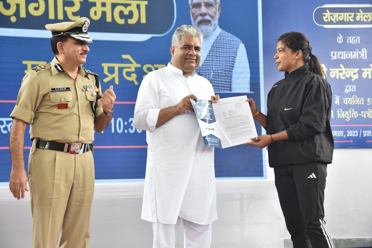 byadavbjp's tweet image. Distributed appointment letters to the newly inducted personnel in different Forces at the Rozgar Mela on BSF Campus in Indore. 

The Rozgar Mela is a step towards fulfilment of the commitment of PM Shri @narendramodi ji to accord highest priority to employment generation.…