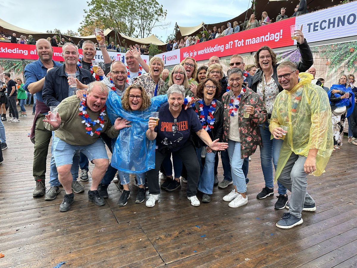 Gisteren een fantastische middag/avond gehad bij @hoornzingthollands We hebben de regen getrotseerd en de artiesten waren top! 
Echter het betaalsysteem is k*t. Doe hier wat aan!!