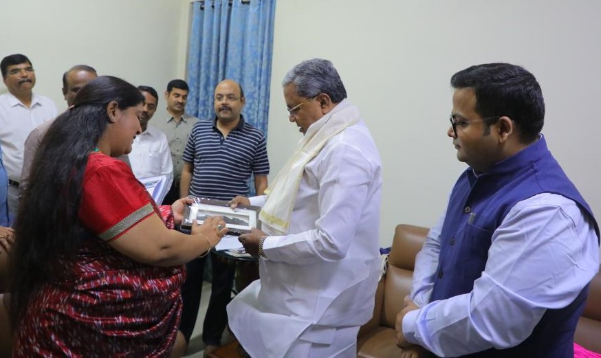 BIPP_ISB's tweet photo. As part of enhancing its engagements with state governments @BIPP_ISB’s @aarushi1 @SShariqueM met with Hon’ble @CMofKarnataka @siddaramaiah; Deputy CM @DKShivakumar; Revenue Minister @krishnabgowda & Vice-Chairperson #SITK @rajeevgowda to discuss probable areas of collaboration. https://t.co/kQ7WdpYzV0