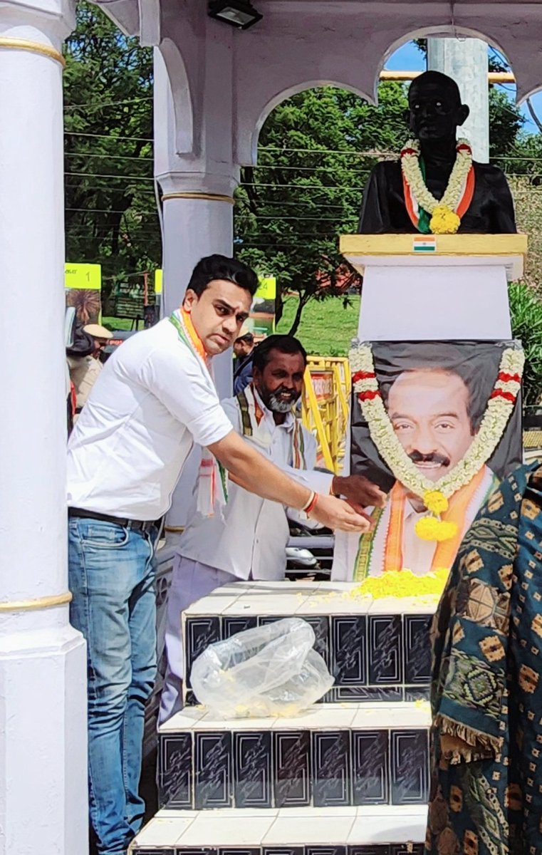 manesh_redefine's tweet photo. நீலகிரி மாவட்ட வர்த்தக காங்கிரஸ் தமிழ்நாடு காங்கிரஸ் கமிட்டி
துணை தலைவர்
வர்த்தகர் பிரிவு-T.S. செல்வராஜ்,
மாவட்ட தலைவர்
நீலகிரி மாவட்ட
வர்த்தகர் காங்கிரஸ் -
பட்பயர் எம். பத்மநாபன் சார்பில் உதகைகாந்தி அடிகல் சிலை அருகில் #Hவசந்தகுமார் அவர்களுக்கு நினைவு  அஞ்சலி.
#vasanthkumar. https://t.co/bXqiMJPNIF