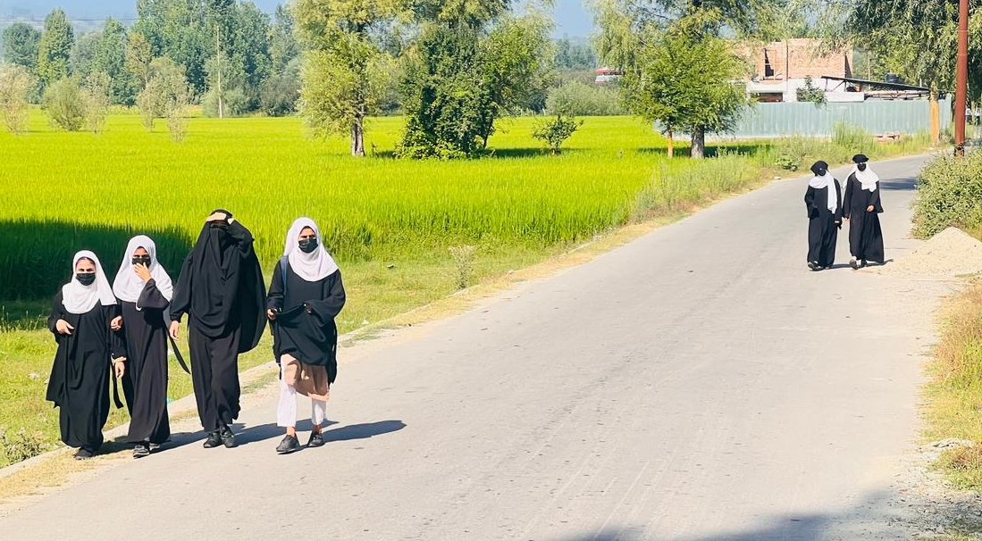 kasheer_w's tweet image. Step it up and stress down. #WalkMore #WorryLess
#MondayMood 
#SchoolchaleHum
#Hadipura
#Kashmir