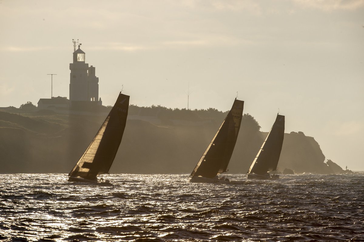 Leaders are passing the Isle of Wight this morning, @TomDolanSkipper in fifth lasolitaire.com/en/post/piroue…