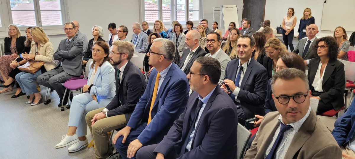 MostafaFourar's tweet photo. Accueil à @EAFC_TLSE des cadres stagiaires de l'académie #PersonnelsDeDirection #Inspecteurs , acteurs essentiels pour porter les évolutions nécessaires de notre système éducatif.
Une exigence : le collectif et l'ouverture vers les parents, les collectivités, le tissu économique https://t.co/00LgXagAru