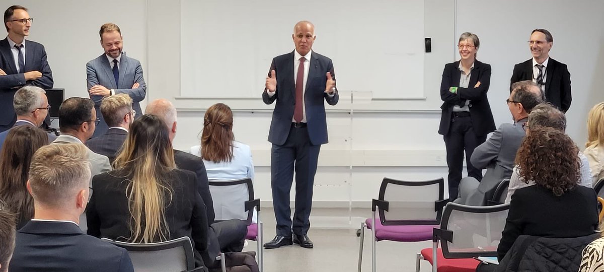 MostafaFourar's tweet photo. Accueil à @EAFC_TLSE des cadres stagiaires de l'académie #PersonnelsDeDirection #Inspecteurs , acteurs essentiels pour porter les évolutions nécessaires de notre système éducatif.
Une exigence : le collectif et l'ouverture vers les parents, les collectivités, le tissu économique https://t.co/00LgXagAru