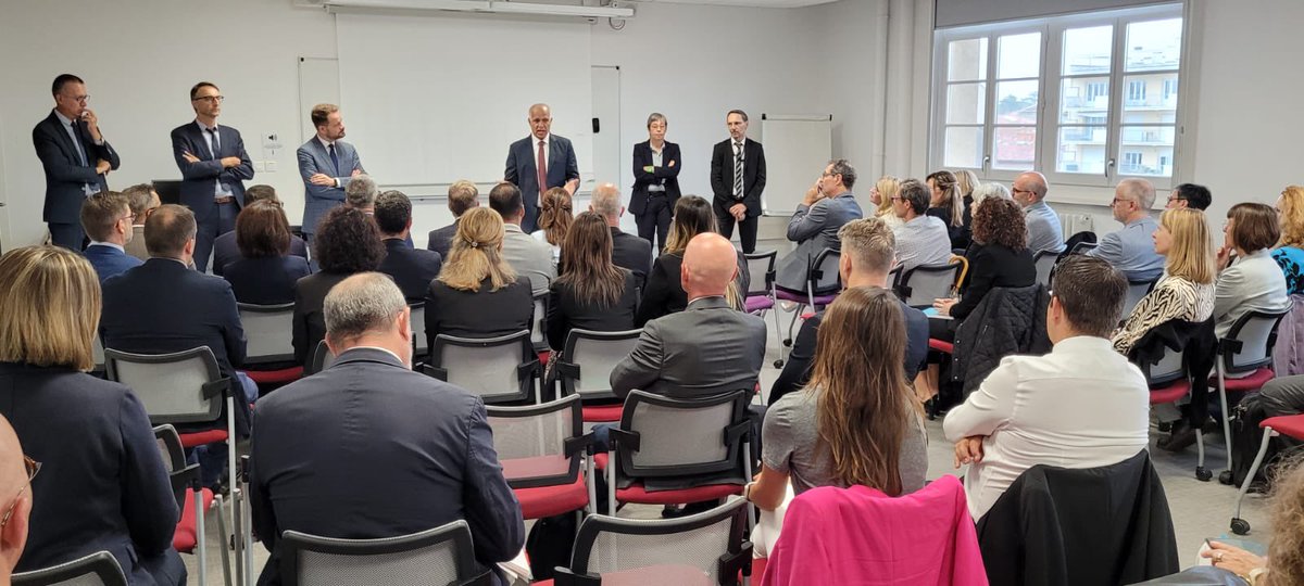 MostafaFourar's tweet photo. Accueil à @EAFC_TLSE des cadres stagiaires de l'académie #PersonnelsDeDirection #Inspecteurs , acteurs essentiels pour porter les évolutions nécessaires de notre système éducatif.
Une exigence : le collectif et l'ouverture vers les parents, les collectivités, le tissu économique https://t.co/00LgXagAru