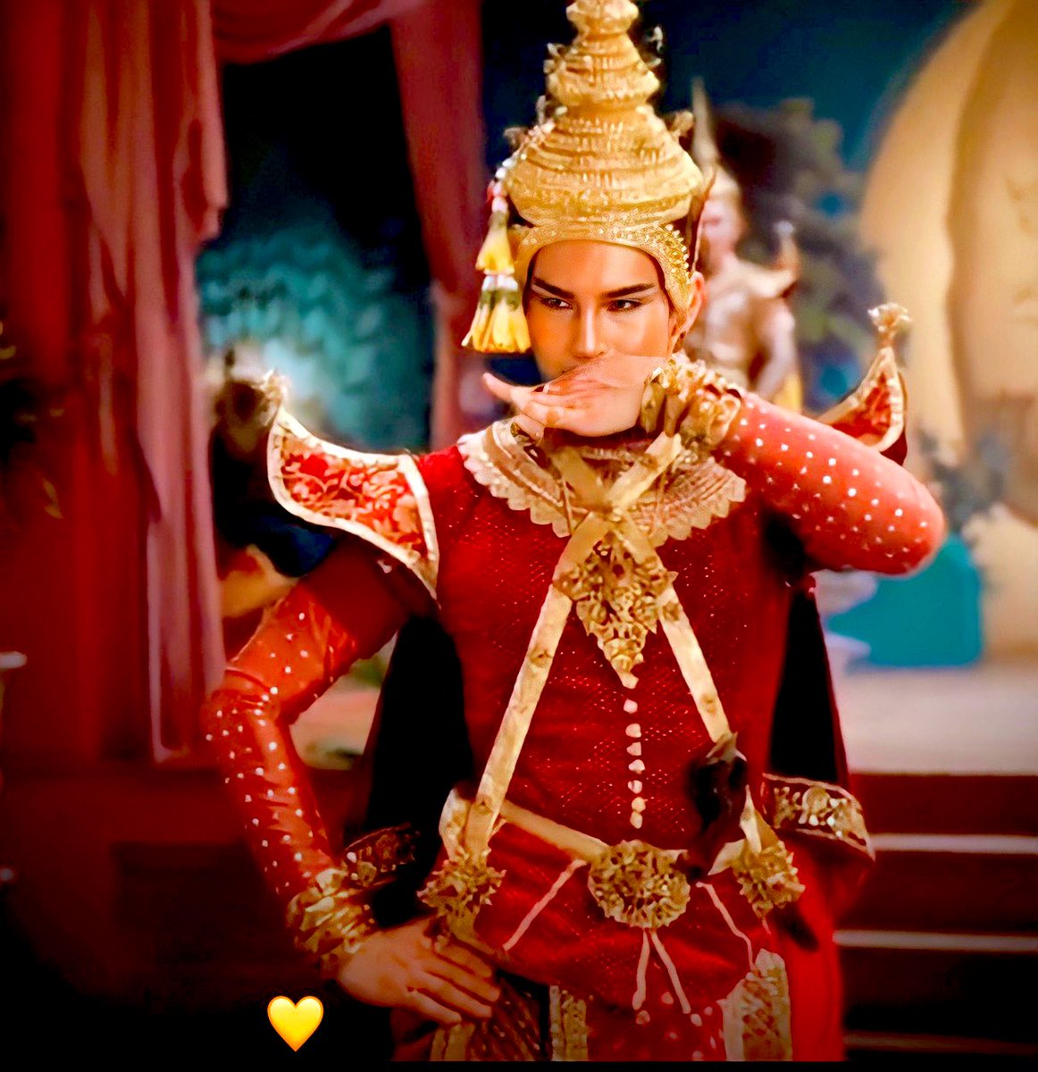 Zine_555's tweet photo. หลายคนคิดตรงกันเรื่องพระยาวิเชียรกับเขมเคมีมหัศจรรย์มากสองคนนี้  เวลาออกยาท่านจ้องพ่อเขมของกูนี้ สายตาเจ้าชู้สุดๆ เห็นแล้วอยากเอานิ้วจิ้มตาให้หลุด แล้วเอาเขมไปซ่อน คุณคานธีเก่งมาก อาโปก็สู้กลับไม่แผ่ว การแสดงที่ฟาดฟันด้วยงานสายตามันเป็นอย่างนี้สินะ
#แมนสรวง #ManSuang #Nnattawin https://t.co/YQutFPdamC
