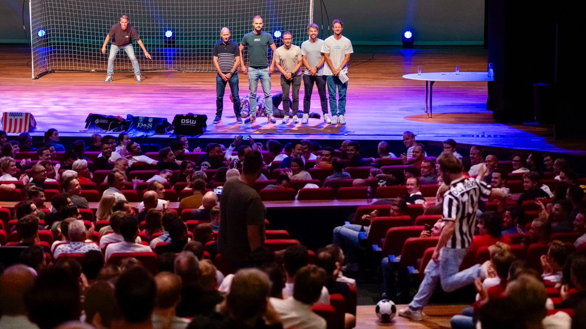corpotcast's tweet photo. Heel eerlijk. Dit was een bizarre avond. Uitverkocht Nieuwe Luxor, de intro van Vriends, de vrije trap van Verhaar, twee fantastische gastoptredens, zelfs wat geslaagde grappen van Fock. 

Dit was zo ongelofelijk mooi! ❤️ https://t.co/Tr1E0O9UB2