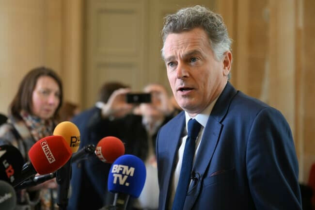 BFMTV's tweet photo. 🔴 EN DIRECT
Abaya à l'école: Fabien Roussel "approuve" son interdiction
https://t.co/8pkFnFYGyE https://t.co/dOOuSEbD7a