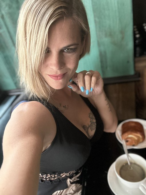 Pause caf&eacute; et en attendant de rejoindre @lizadelsierra   Bisous &agrave; tous https://t.co/xgCBER2tfA<a class="tags" href="/tag/lizadelsierra">@lizadelsierra</a>